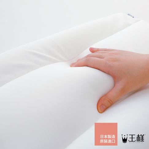 王様の小公主夢枕，白色，柔軟材質，觸感極佳。左側為手部按壓枕頭的畫面，展現其蓬鬆感。右下角有「日本製造 原裝進口」及「王樣」品牌標誌。