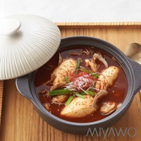 IH系列7.5號陶土湯鍋，1.8L容量，鍋身為深灰色，配有白色帶有放射狀紋路的鍋蓋。鍋內盛有紅褐色湯汁，湯中燉煮著魚塊、蛤蜊、蔥段及細絲裝飾，呈現出豐富的料理內容。