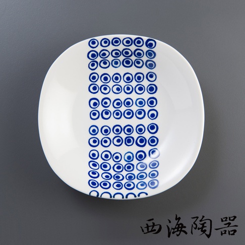 白色陶瓷沙拉盤，盤面中央有藍色圓點紋路，呈長條狀排列。