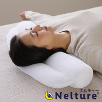 白色網狀材質的瑜珈感安睡枕，具有特殊曲線設計，支撐使用者頭部與頸部，一位女性正側躺於枕上休息。