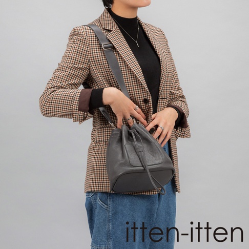 itten-itten 品牌，一款義大利皮革束口水桶包，灰色，由模特展示