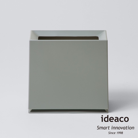 淺灰色方形家用垃圾桶，容量8.5公升，材質為塑膠，簡約設計，帶有品牌Logo。