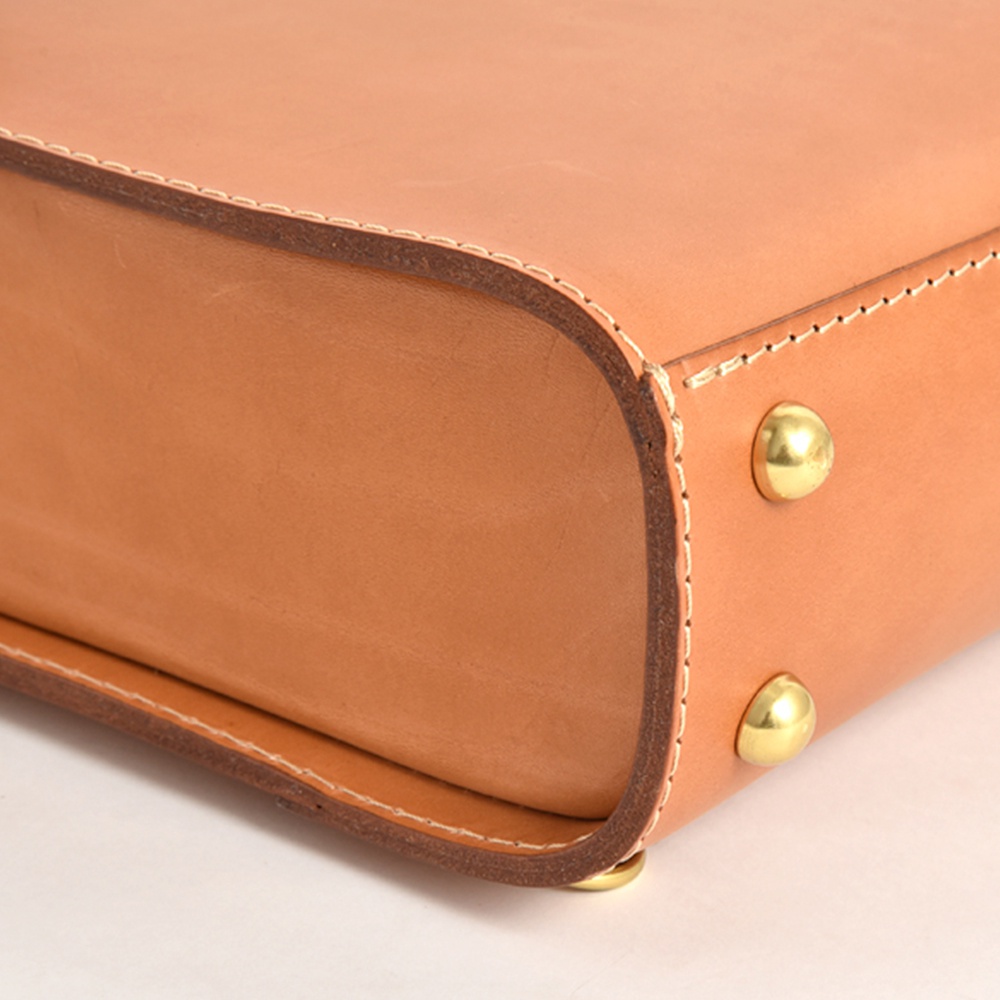 職人手作皮革後背包 R-31 (厚實版)，採用天然棕色皮革，邊緣以縫線加固，並綴有金色金屬鉚釘。