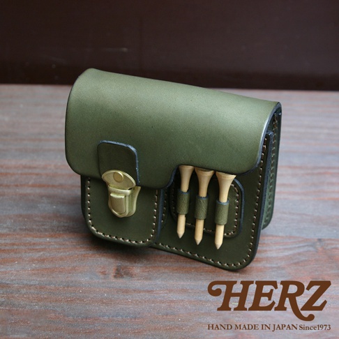 職人手作皮革高爾夫腰包，採用橄欖綠皮革製成，設有黃銅金屬扣和三個高爾夫球釘插槽。