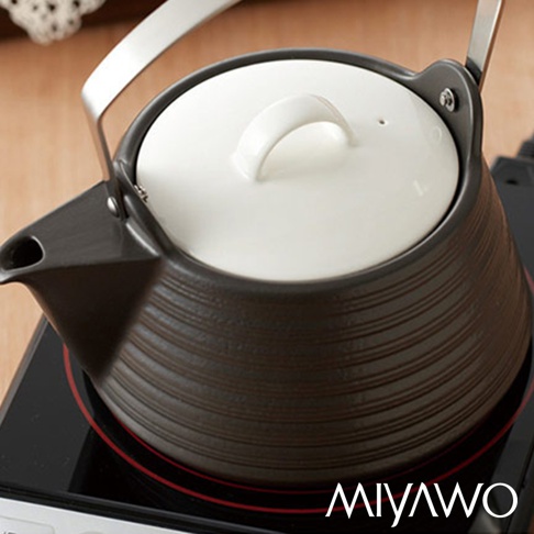 IH系列陶土茶壺，容量2公升，呈現深棕色帶有橫向紋理的陶土壺身，搭配白色圓形壺蓋和同色系的壺嘴，以及金屬提把。