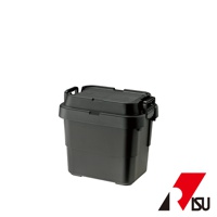 黑色TRUNK CARGO可堆疊收納箱，20L容量，採用耐用塑膠材質，箱體有明顯的層疊紋路，頂部有可鎖閉的蓋子和提把。