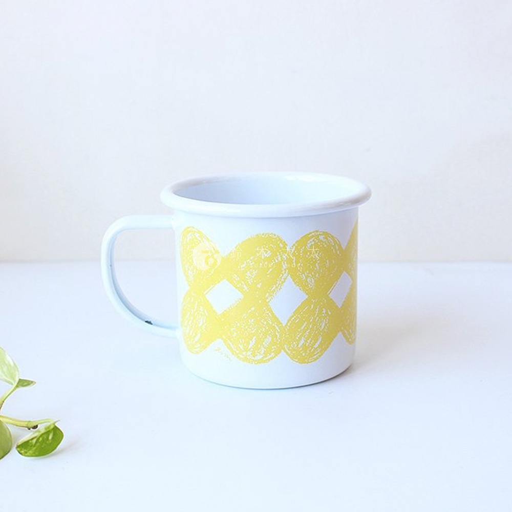 Kukka 琺瑯馬克杯，白色杯身，印有黃色線條交織的圖案，附有白色琺瑯手把。