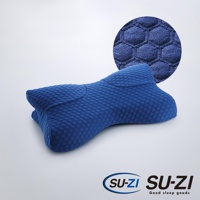 一個藍色的人體工學止鼾枕，有蜂窩狀紋理，旁邊有一個放大顯示紋理細節的圓形特寫，下方有 SU-ZI 的 Logo 和標語 Good sleep goods