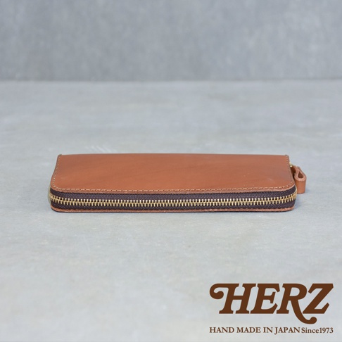 職人手作皮革Organ拉鍊長夾，淺棕色牛皮材質，配有黃銅色拉鍊，簡約設計，展現皮革自然紋理。
