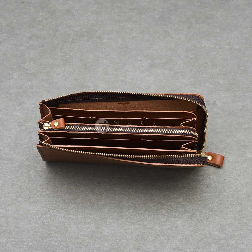 職人手作皮革Organ拉鍊長夾，內裡隔層一覽，展現大容量設計。