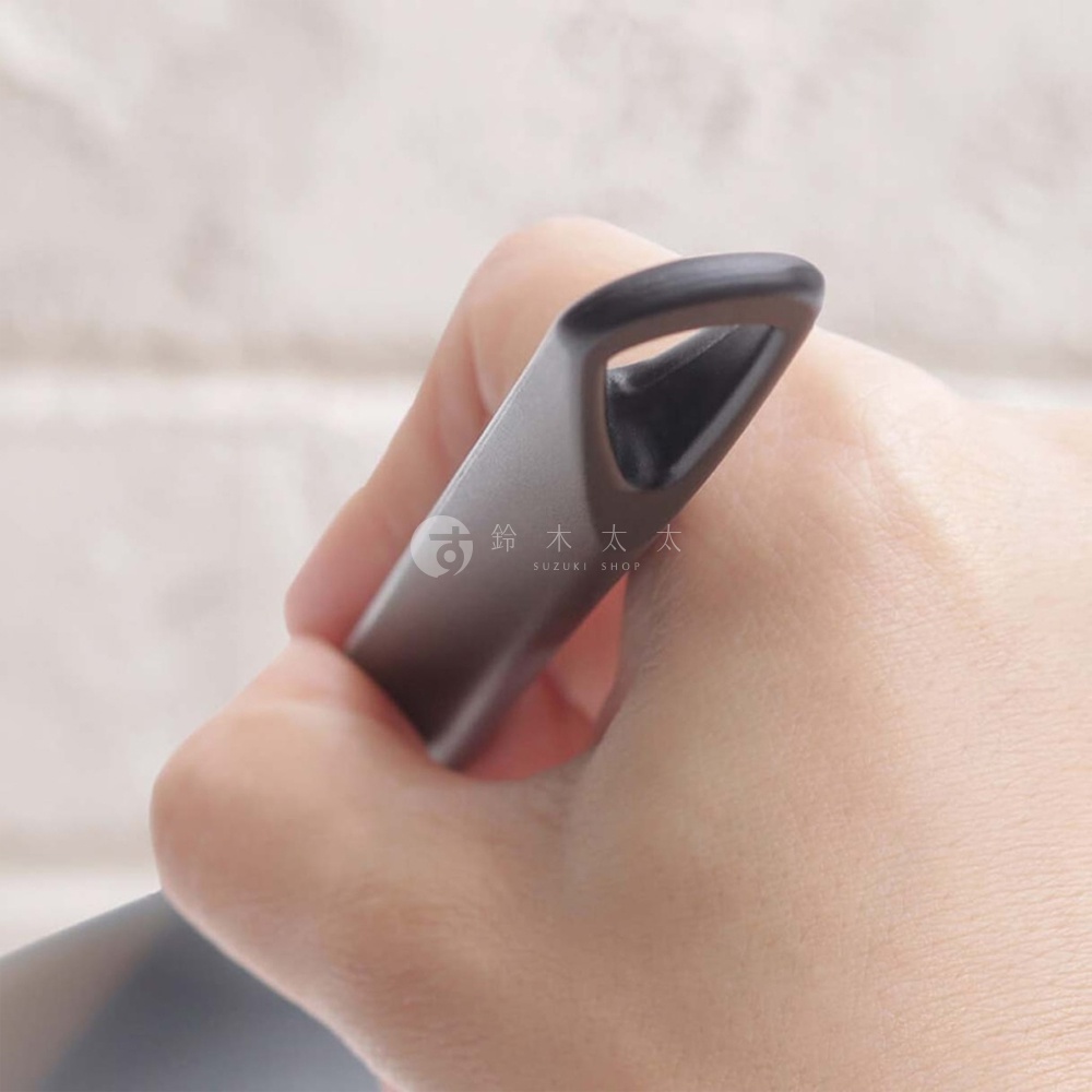 一隻手正握著一個灰色鍋子的手柄，手柄上有「鈴木太」和「SUZUKI SHOP」的標誌。