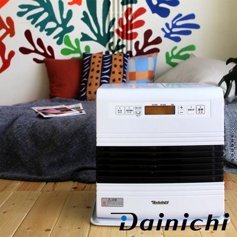 電子式煤油暖氣機，白色機身，頂部設有控制面板和顯示螢幕，下方為黑色網狀出風口，底部有安全指示標籤和品牌標誌。
