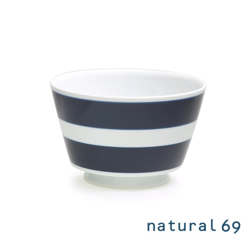 海軍風條紋丼碗，深藍色與白色橫條紋，陶瓷材質，帶有較高的腳座。