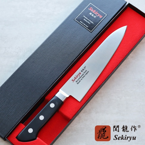 鉬釩不鏽鋼牛刀，刀刃長18公分，黑色握柄上有三個鉚釘，刀身刻有「Sekiryu Molybdenum Vanadium Steel Made in Seki-Japan」字樣，收納於黑色禮盒內，禮盒內襯為紅色。