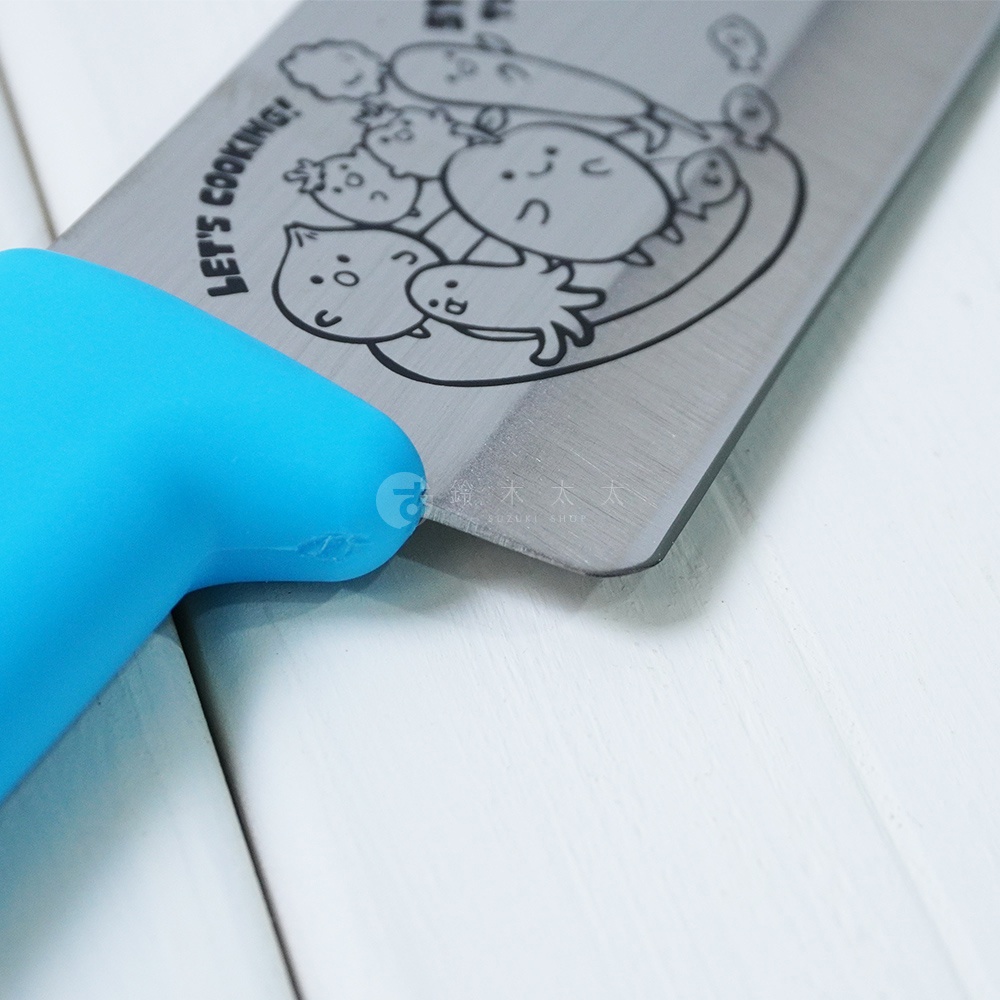 燕三條不鏽鋼兒童學習刀，刀刃上印有可愛的卡通蔬菜圖案及「LET'S COOKING!」字樣，握柄為亮藍色。