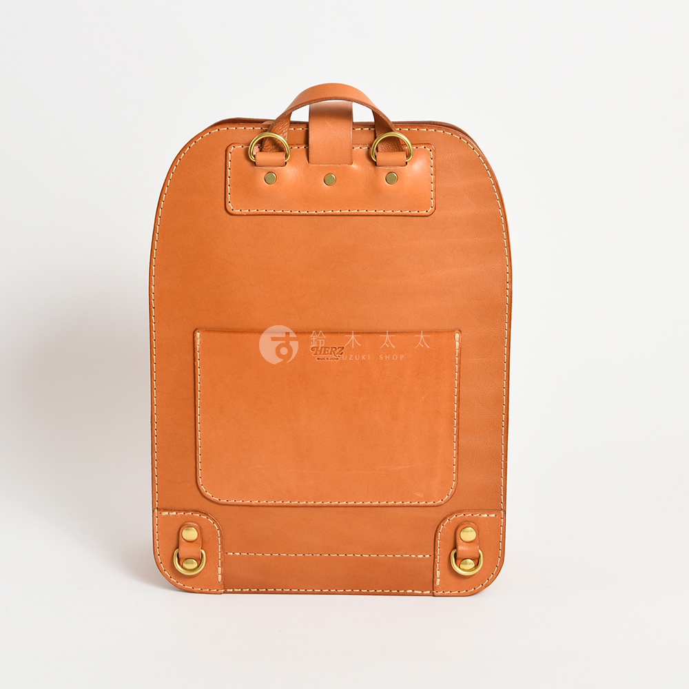 職人手作皮革商務休閒兩用後背包 R-36，展示的是一個淺棕色皮革後背包的正面，具有一個頂部提把、一個外部口袋，以及底部兩側的 D 型環扣。