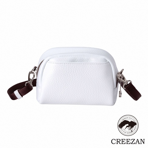 JETTER 迷你側背包 CJTH-040，白色荔枝紋皮革材質，帶有拉鍊開口和可拆卸的咖啡色織帶提把，並配有銀色金屬扣環。