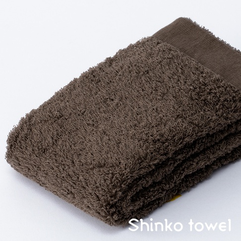 MAISON BLANC 輕奢柔膚匹馬棉毛巾，深棕色，兩條毛巾疊放，材質柔軟，紋理清晰。