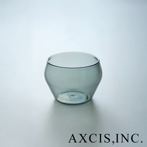 LAGOM 清透復古圓潤玻璃杯，S尺寸，採用半透明的灰色玻璃材質，杯身呈圓潤的六邊形狀，底部較寬，向上收窄，杯口平滑。