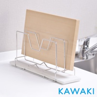 銀色金屬製成的鍋蓋砧板架，架上放置著一片淺棕色的木質砧板。架子下方有一塊白色珪藻土瀝水盤。