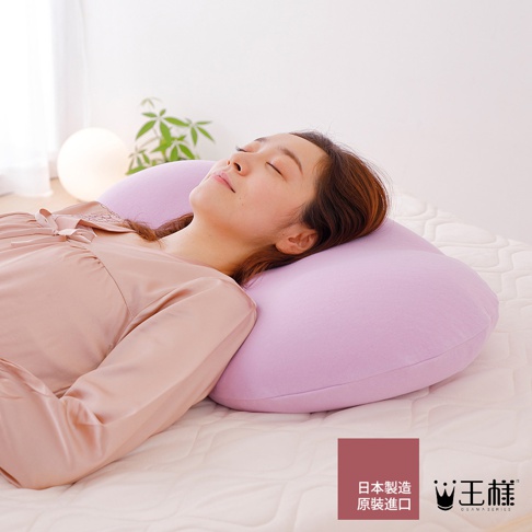 一名女子側臥在床上，頭枕在紫色枕頭上，臉部朝向左方，閉著眼睛，面容祥和。