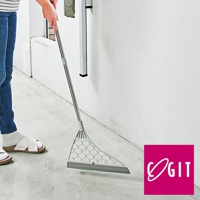 一把銀色鋁合金桿搭配灰色三角形掃頭的掃帚，掃頭上有魚鱗狀的紋路，底部是橡膠刮條。