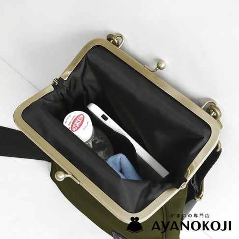 AYANOKOJI Sarei 機能布料直式口金斜背包，內有手機、藥瓶和一塊藍色布料。