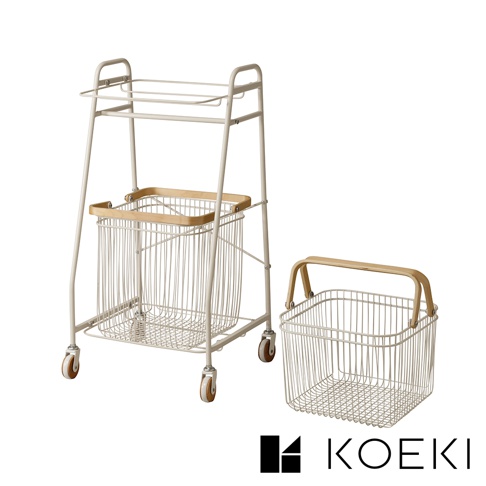 米白色金屬雙層洗衣置物籃，附有木質提把，下方有可移動滾輪。另有一個獨立的米白色金屬置物籃，同樣配有木質提把。