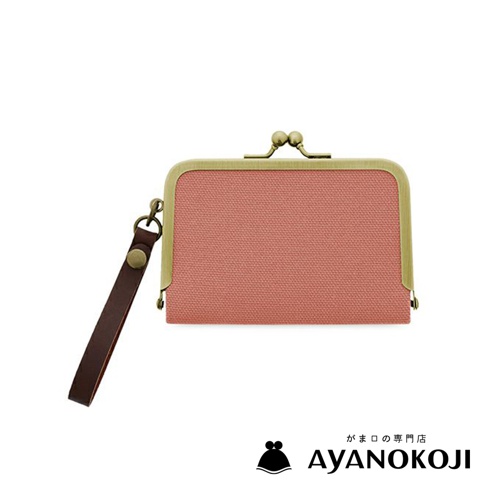 AYANOKOJI 品牌京都職人手作帆布橫式口金卡片收納包，採用粉紅色帆布材質，搭配復古金屬開合與一條深棕色手腕帶，適合收納卡片。