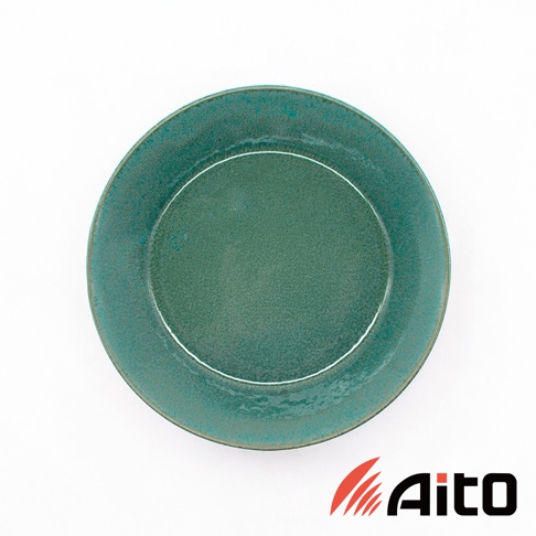 一個深綠色的美濃燒義大利麵盤，盤面呈現細緻的顆粒感，盤緣有一圈細緻的白色線條裝飾，右下角有Aito的品牌標誌。