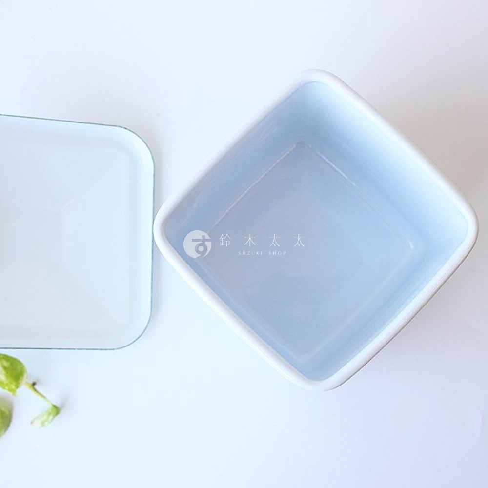 兩個 kukka 琺瑯方形收納盒，一個朝上，內部為淺藍色，邊緣為白色；另一個朝左，內部為白色，邊緣有細綠線。