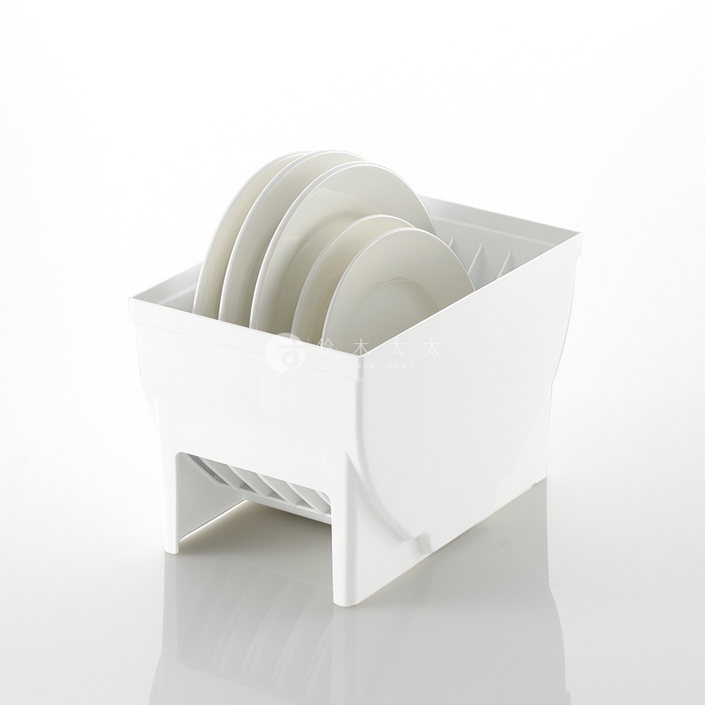 白色塑膠餐盤收納架，內部擺放著幾疊白色餐盤，架子下方有通風設計