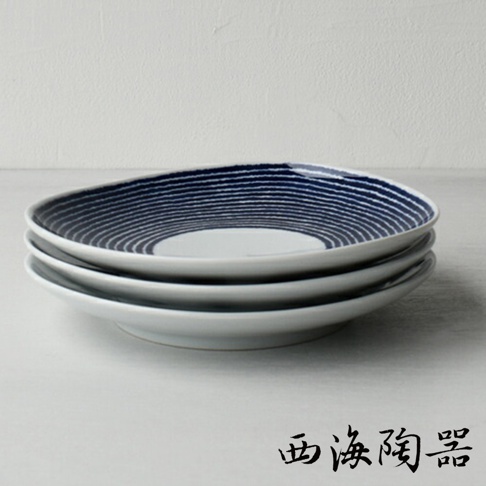 波佐見燒藍玉紋三件式主食盤，由三個白色陶瓷盤堆疊而成，每個盤子內側均有深藍色細膩的同心圓紋路。