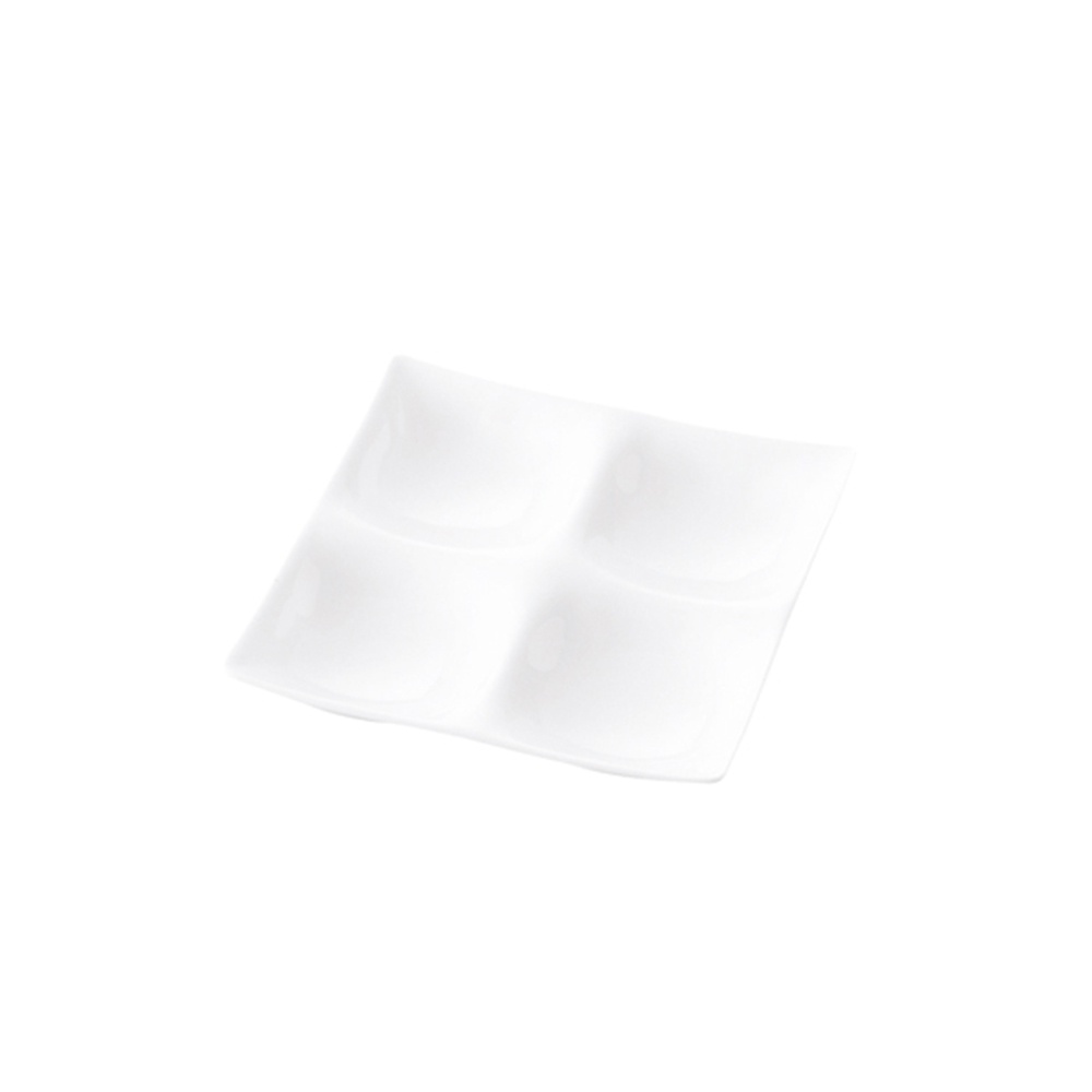 陶瓷製的白色四格小菜盤，盤面呈菱形，四格均勻分佈，風格簡約。