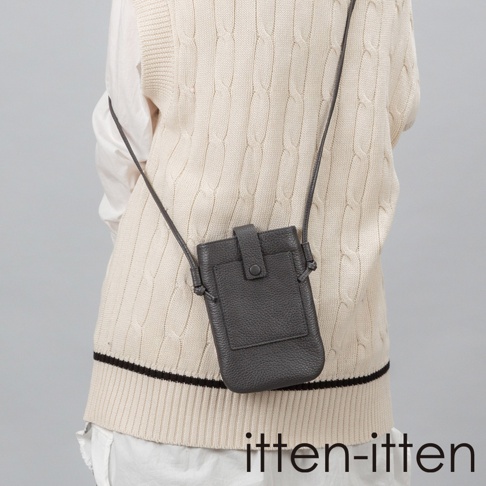 itten-itten 義大利皮革散步手機包，深灰色，附有可調式背帶，整體呈垂掛式設計。