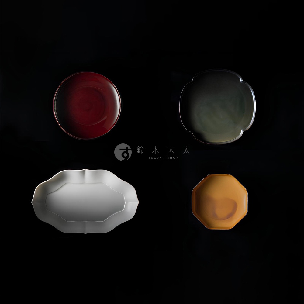 四款美濃燒輪花盤，分別為：深紅色圓盤，帶有漸層光澤；綠褐色四瓣花形盤，邊緣有輪廓；淡青白釉的八角形長盤，邊緣為波浪狀；以及琥珀色八角形盤，表面有流動紋理。
