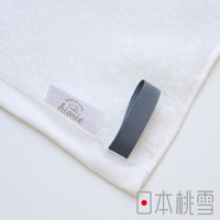 白色薄手迷你浴巾，材質柔軟，左側有「hiorie」品牌標籤，標籤上印有「MADE IN JAPAN」，右側邊緣有灰色織帶掛環。