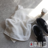 白色 Lite! 輕生活快適速乾薄手迷你浴巾，柔軟材質，搭配黑色運動鞋和白色水壺，背景為灰色水泥紋理。