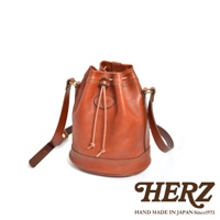 職人手作皮革束口單肩包，棕褐色，圓筒狀包身，束口設計，配有皮革束繩及單肩帶，包身有品牌標誌壓紋。