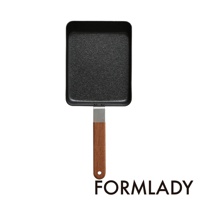 日製 ambai 玉子燒鍋，黑色鑄鐵鍋身，配有木質手柄，鍋身為長方形，鍋底有紋理。