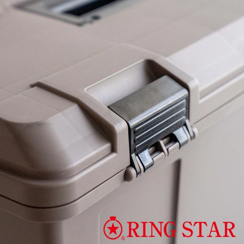 淺褐色塑膠收納箱，特寫其側邊的銀灰色金屬扣環和提把，箱體表面有結構線條。