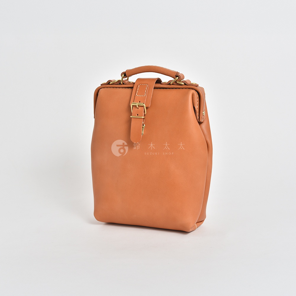 棕褐色皮革迷你軟皮杜勒斯包，配有金色搭扣和提把，風格簡約。