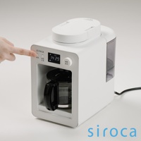 白色 SC-A3520 自動研磨咖啡機，配備黑色手柄的玻璃咖啡壺。機器正面有數位顯示螢幕，顯示時間「14:29」，並有「 siroca 」品牌標誌。