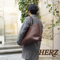 職人手作皮革4口袋極簡托特包T-3，展示為深棕色。此款托特包採用柔軟的皮革材質，設計簡約，具有寬敞的主隔層和四個內袋，肩帶為皮革材質，適合日常攜帶。