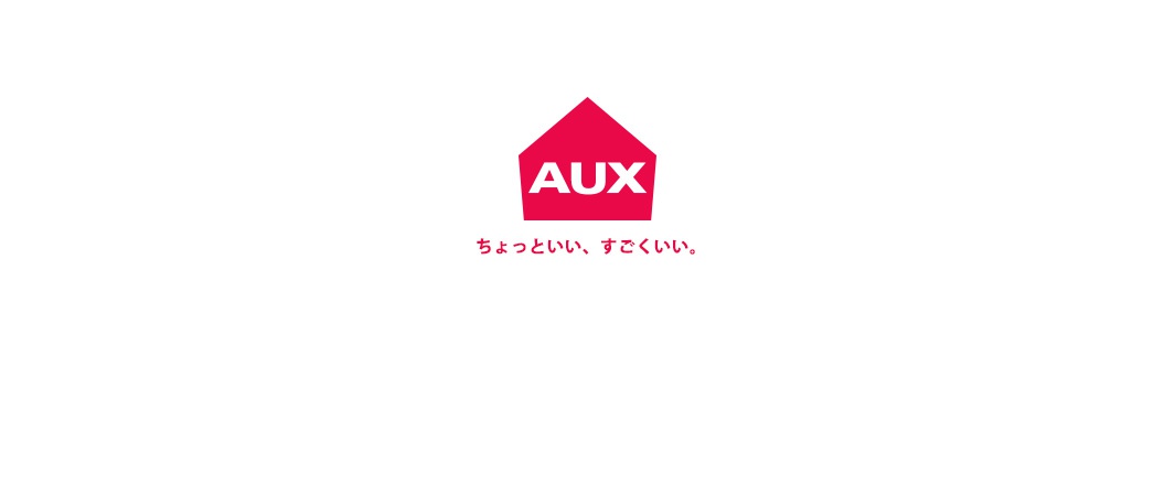 紅色屋頂形狀標誌，內有白色「AUX」字樣，下方配有日文標語。