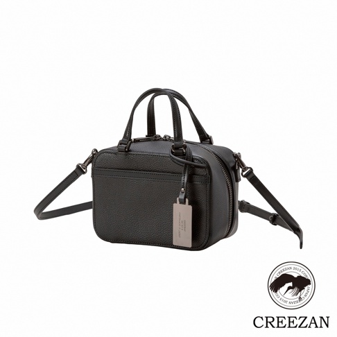 JETTER 迷你箱型包 CJTF-038，黑色荔枝紋皮革，附有雙提把、可拆卸斜背帶及金屬掛飾，包身正面有拉鍊暗袋。