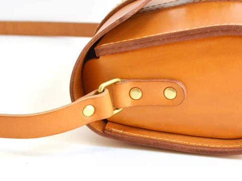 職人手作皮革皮扣單肩包 (CP-38)，採用棕色皮革材質，搭配金色皮扣和黃銅五金配件，設計簡潔。