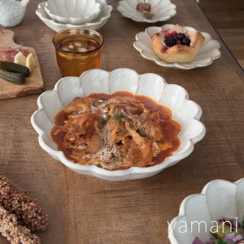 小兵 美濃燒六魯粉引沙拉盤，白色陶製，花瓣造型，盛有燉肉料理，盤緣有細緻紋理。