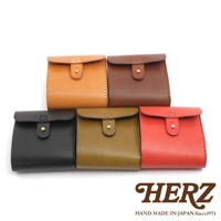 五個職人手作皮革原子釦型二折式短夾，包含棕褐色、深棕色、黑色、橄欖綠及紅色，皆為皮革材質。