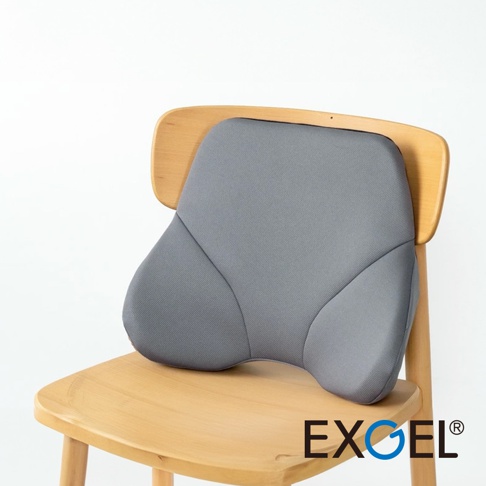 灰色貓頭鷹基本款背墊，採用柔軟織物材質，符合人體工學設計，提供腰部支撐，放置於淺色木質椅背上。